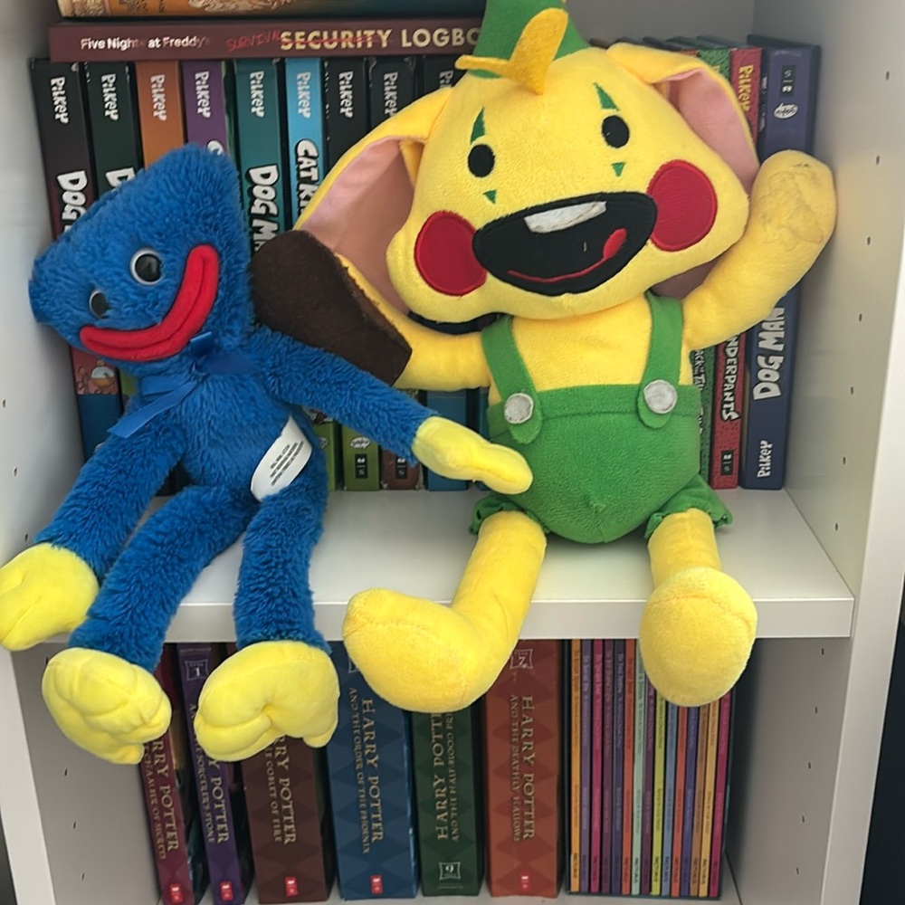 Poppy  playtime plushies. Both come together Huggy Wiggy and Bunzo Bunny